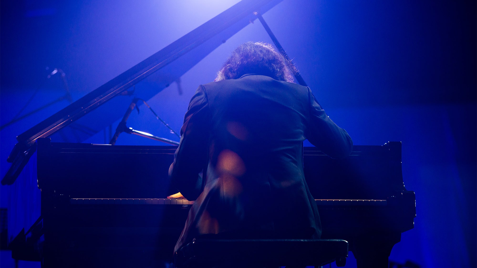 Yanni performing on the piano